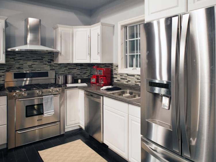 Дизайн кухни с серым холодильником