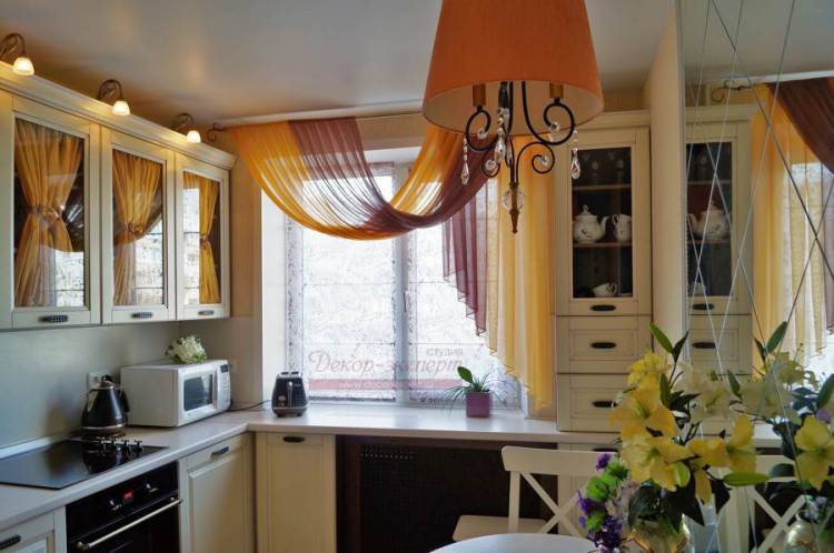 Короткие шторы на кухню в