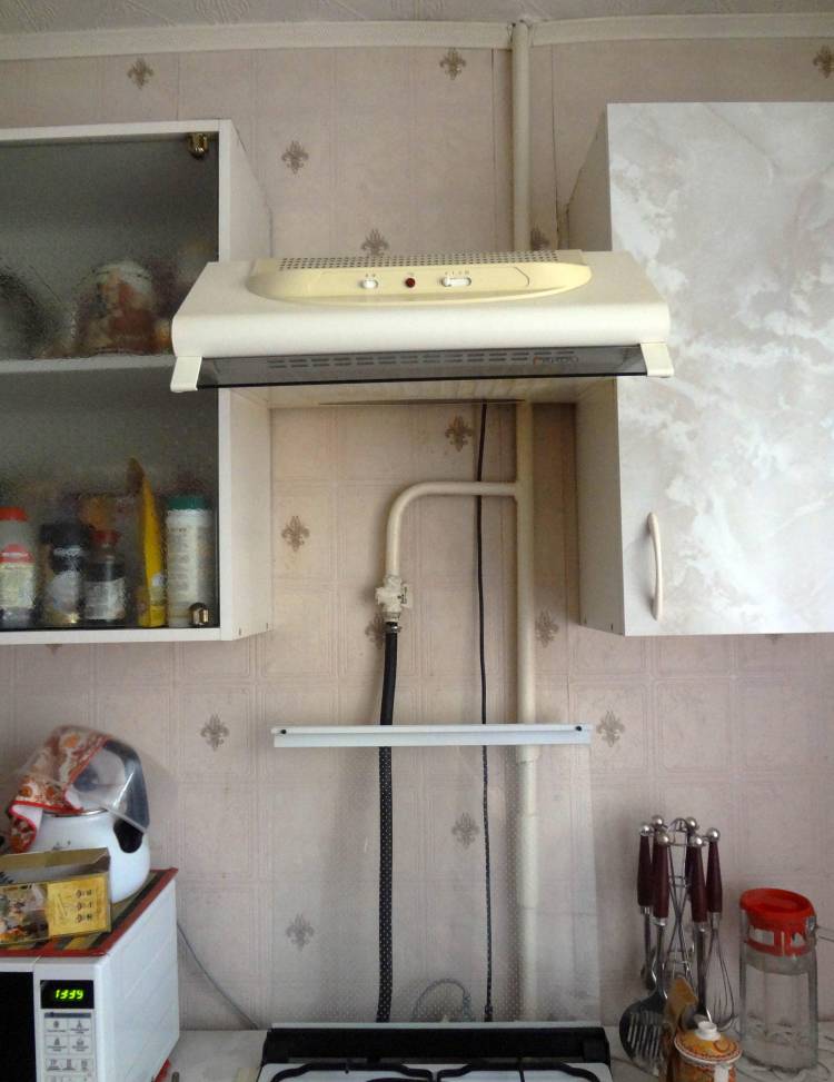 Как вы вписали газовую трубу в новый кухонный гарнитур?