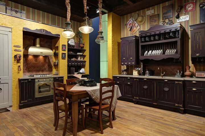 Идеально стилизованная под ковбойский салун кухня, нет только распахивающихся дверей и шляпы на гвозд