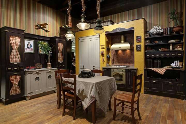 Идеально стилизованная под ковбойский салун кухня, нет только распахивающихся дверей и шляпы на гвозд