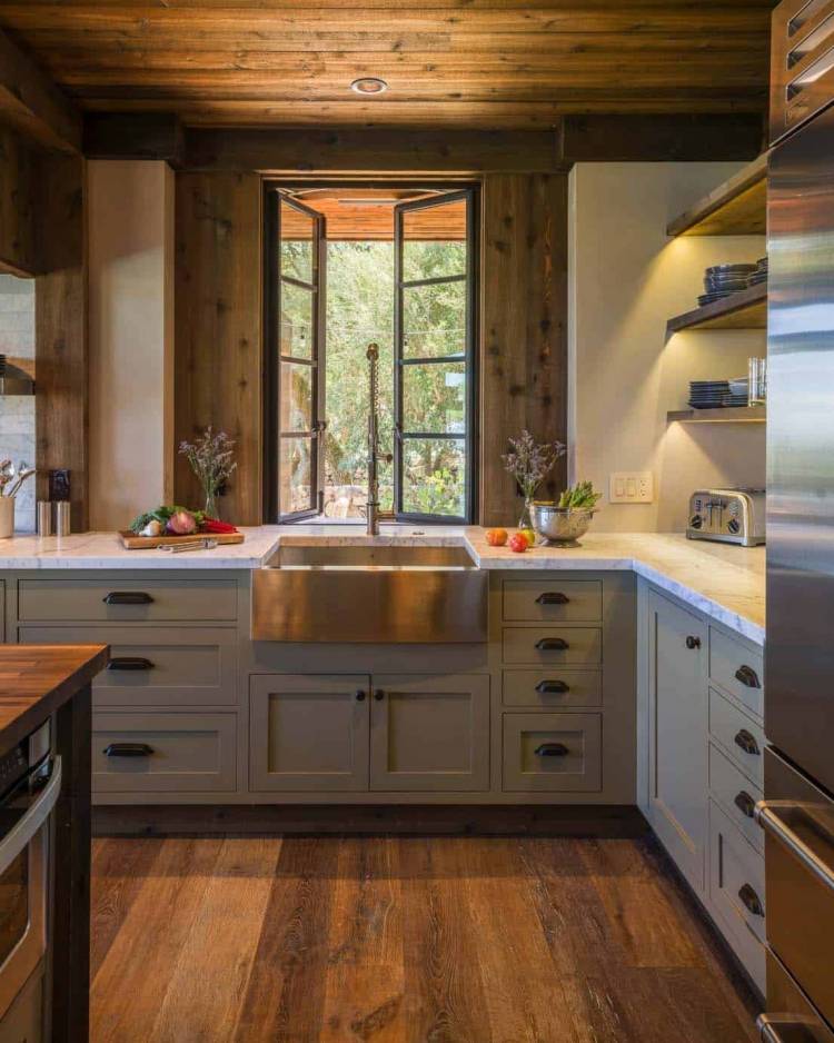Кухня в деревянном доме с окном