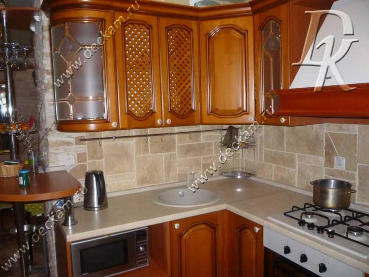 Кухонный фартук из декоративного искусственного камня ДекКам (фото)