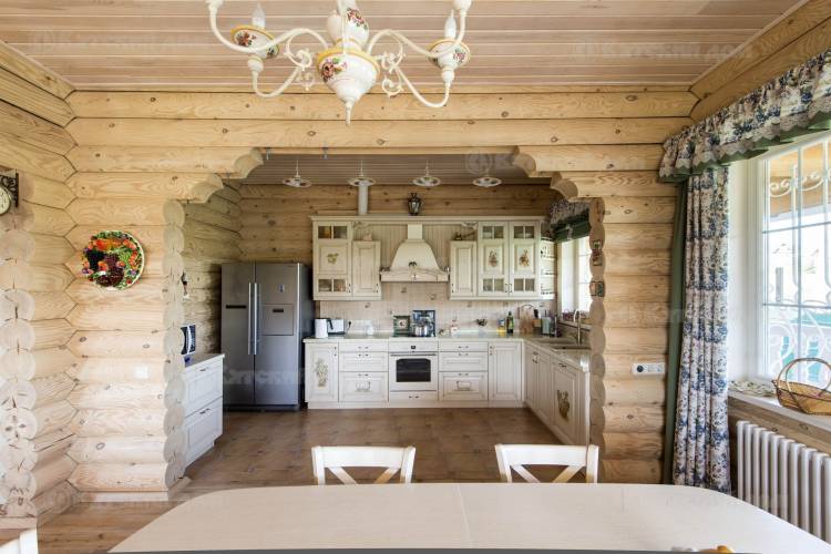 Белая кухня в деревянном дом