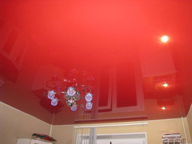 Красный натяжной потол