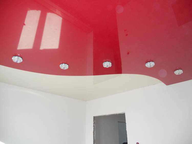Создаем роскошь помещения красным потолком