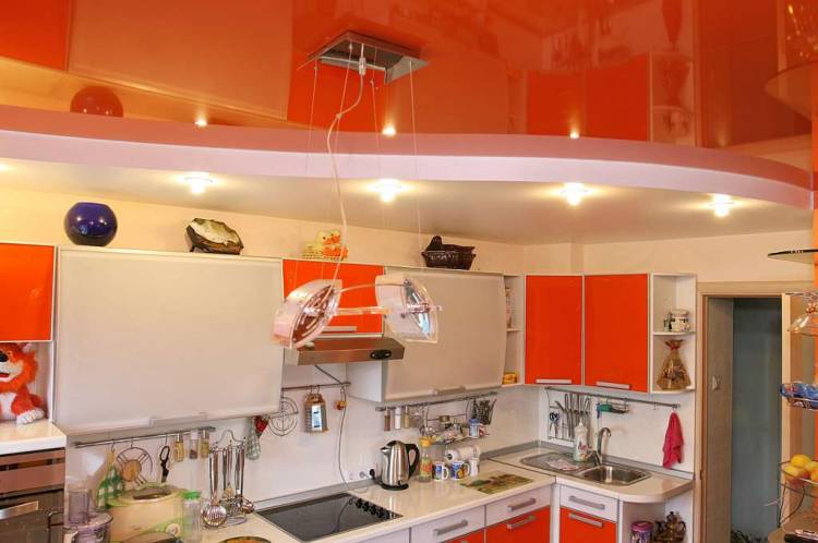 Красный глянец для потолка на кухне в сочетании с двухуровневой конструкцией
