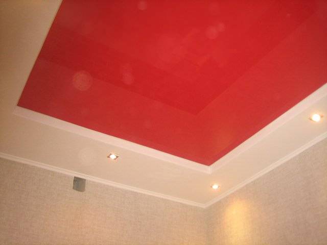 Красный натяжной потол