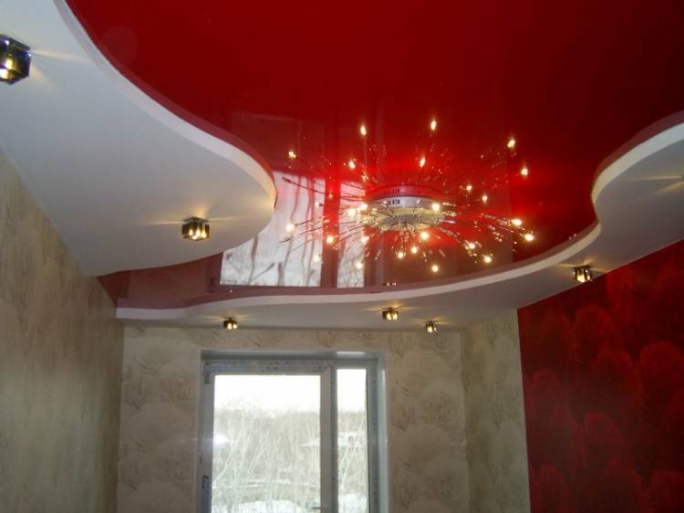 Натяжной потолок красного цвета в Оренбурге от