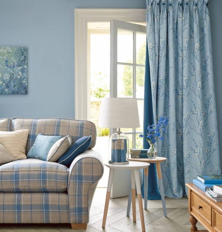 Голубые шторы в интерьере гостиной, спальни и кухни