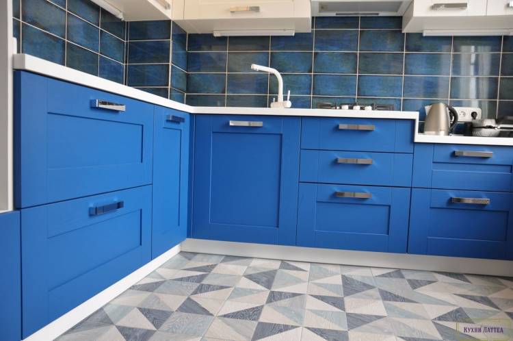Кухня синий низ белый верх