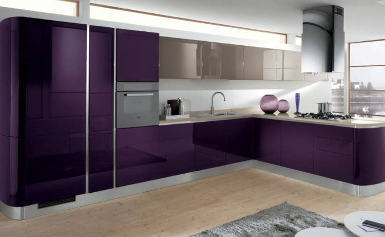 Кухня в фиолетово-бежевом цвет