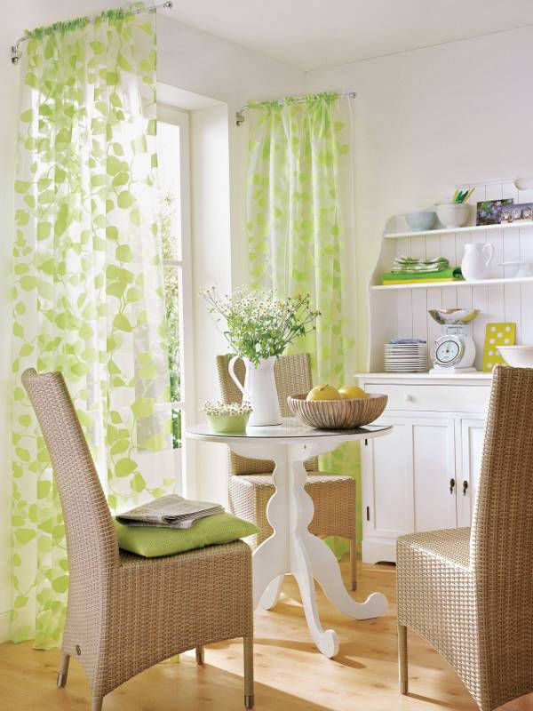 Салатовые шторы и занавески в интерьере кухни и других комнат