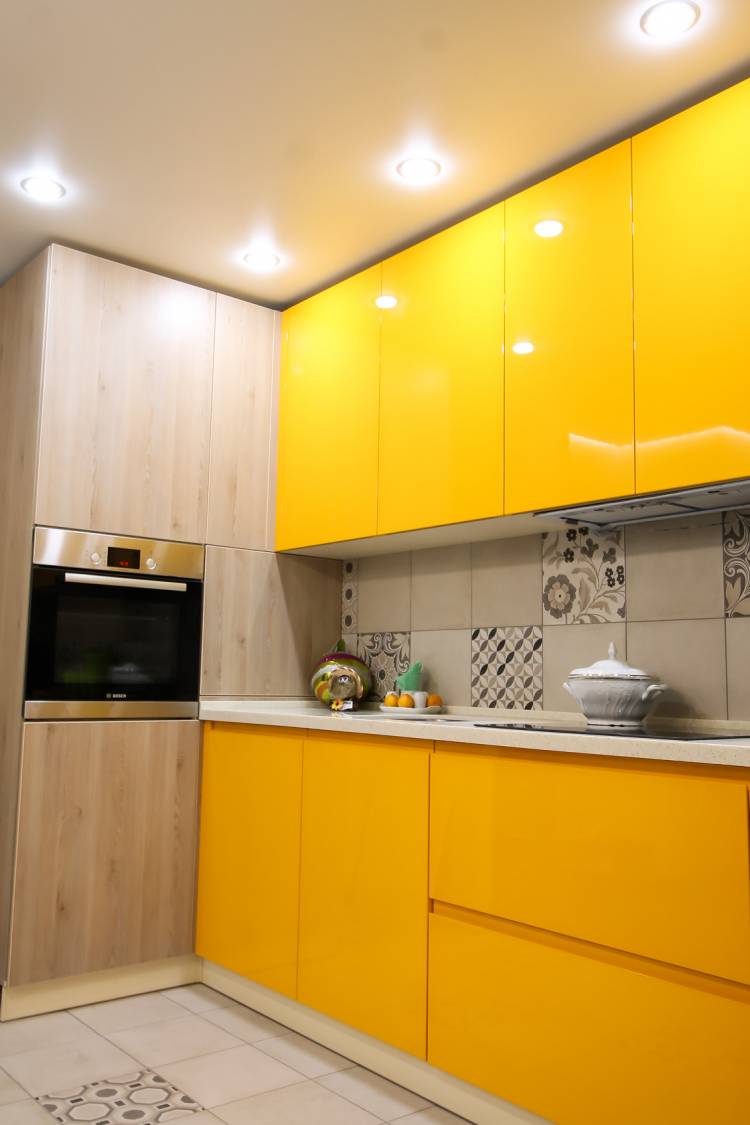 Яркая желто-оранжевая кухня с пеналами