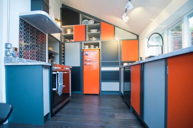 С каким цветом сочетается оранжевый цвет в интерьере кухни