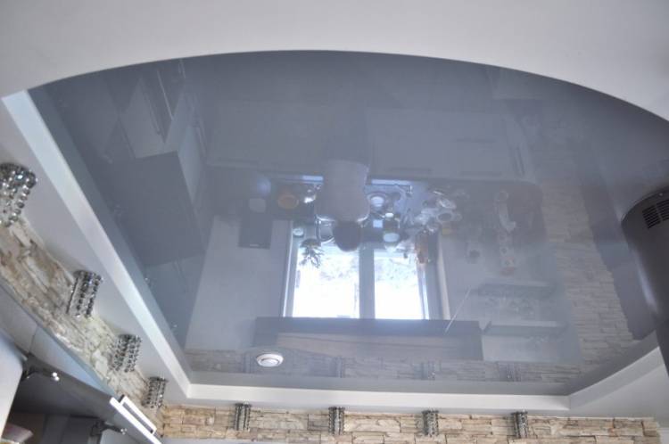 Серый глянцевый натяжной потолок на кух