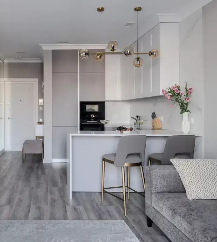Серый диван в интерьере кухни-гостиной
