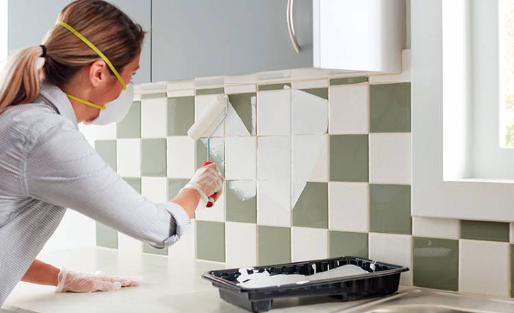 Как покрасить плитку на кухне своими руками