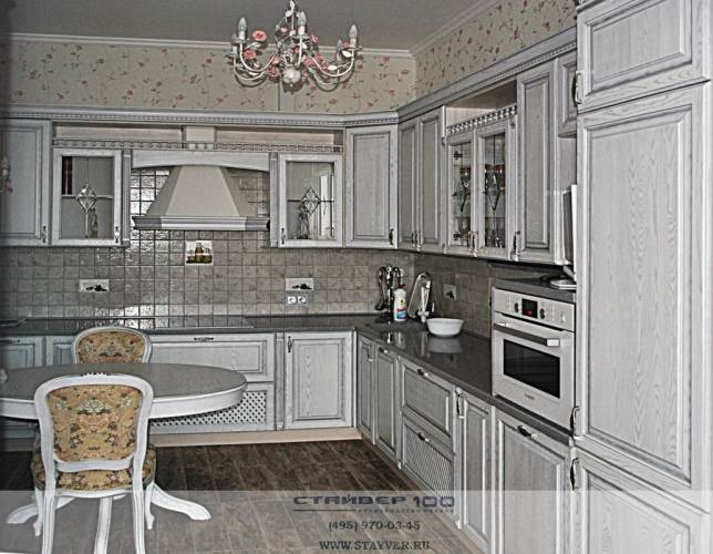 Белая кухня из массива ясеня с серебряной патиной