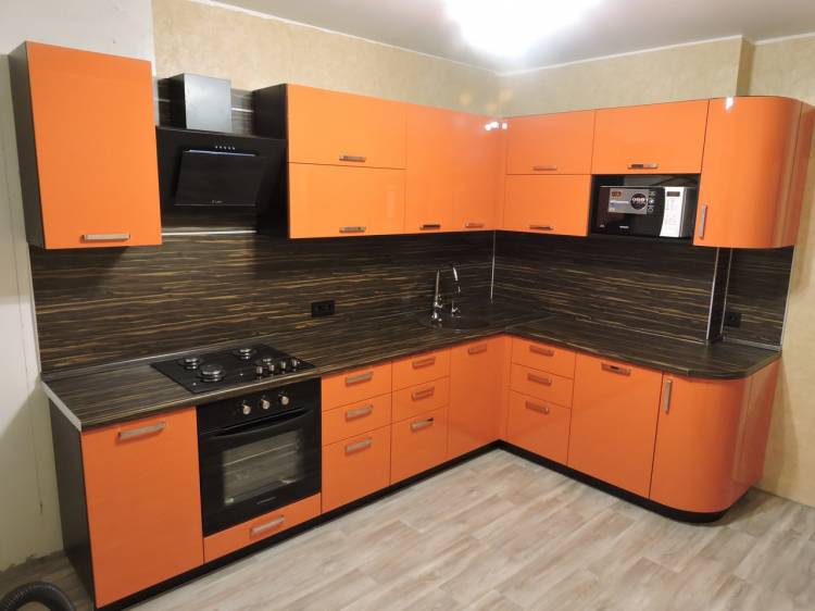 Дизайн интерьера оранжевой кухни, сочетание зеленого, серого, желтого, черного цветов