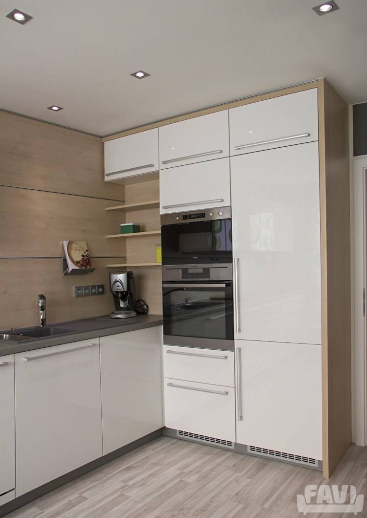 Угловая кухня с пеналом и холодильником