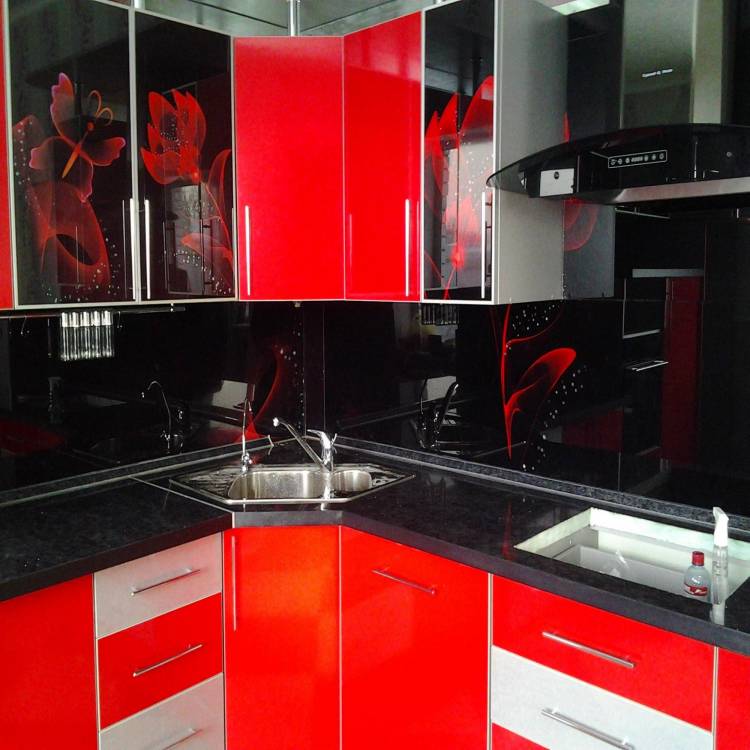 Кухня Николас угловая черно-красная с серой фурнитурой на заказ в Москве и Московской области