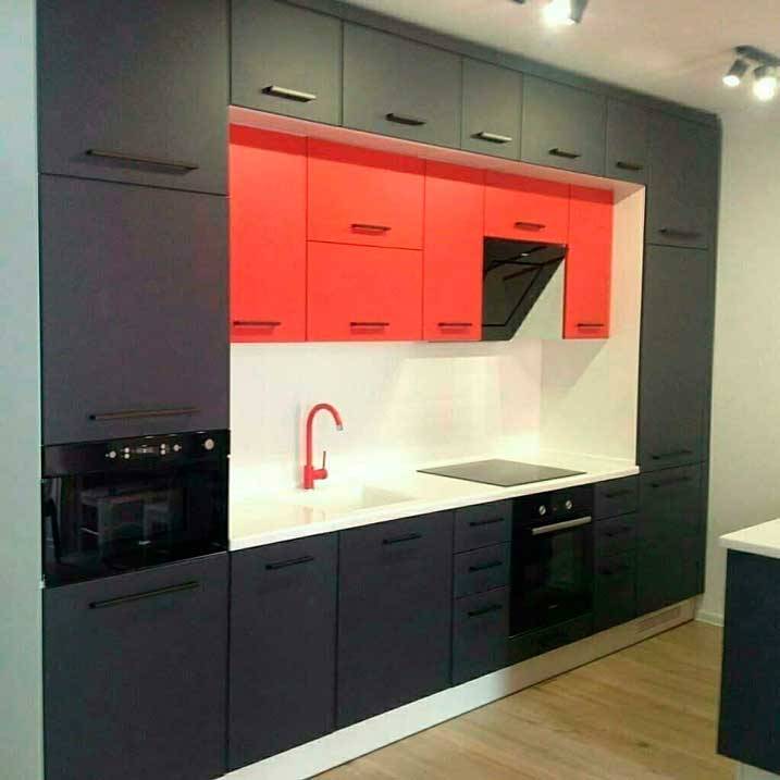 Черно-красная кухня с двойным верхом на заказ по индивидуальному проекту в Москве и М