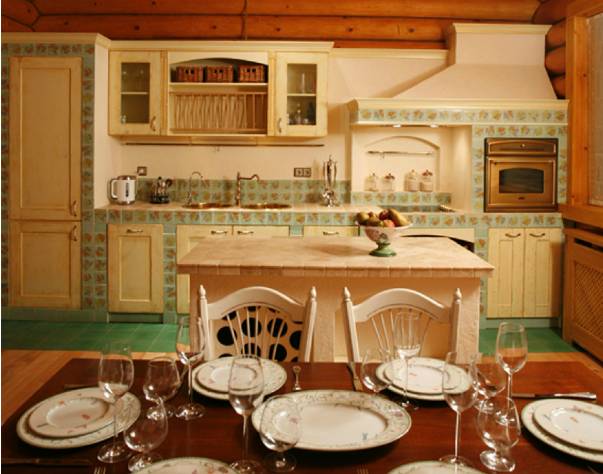 Кухня-гостиная и кухня-столовая в деревянном дом