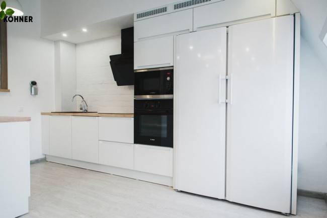 Белая кухня в скандинавском стиле с островом и двухдверным холодильником