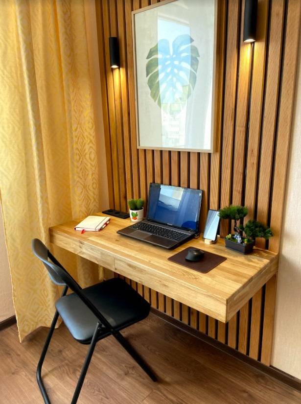 Подвесной стол и декоративная стена из деревянных р