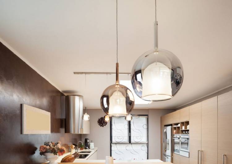 Люстра и другое освещение для кухни в дизайне интерьер