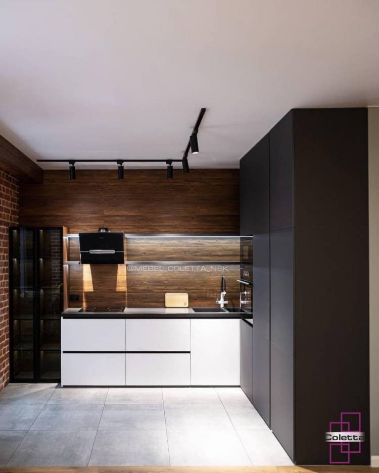 Темная кухня в стиле лофт без верхних шкафов и стеклянной витриной