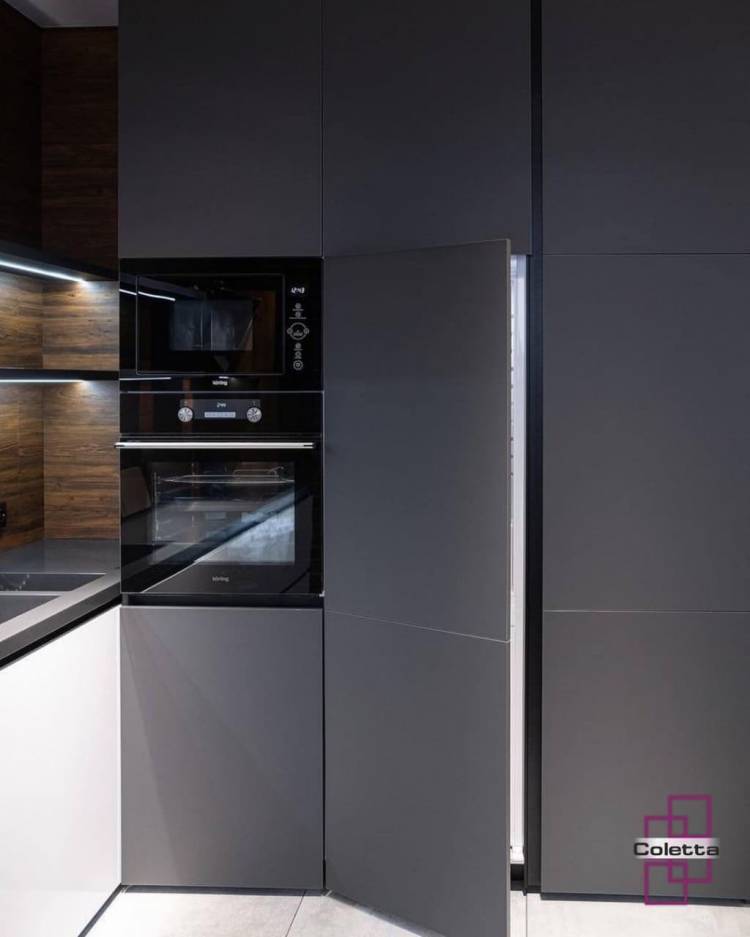 Темная кухня в стиле лофт без верхних шкафов и стеклянной витриной