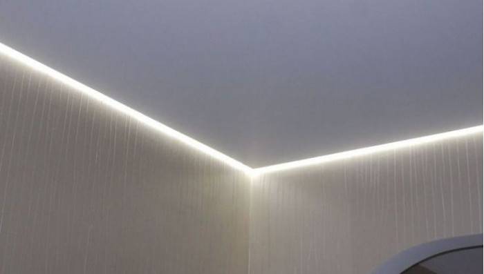 Особенности парящего натяжного потолка с подсветкой вдоль периметр