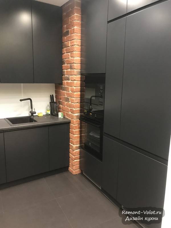 Черная угловая кухня-гостиная Леруа Мерлен в стиле лофт