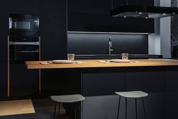 Минималистичный современный дизайн кухни в черном цвет