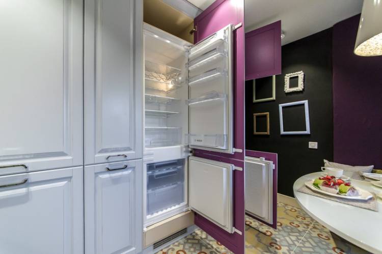 Как встроить холодильник в кухонный гарнитур?