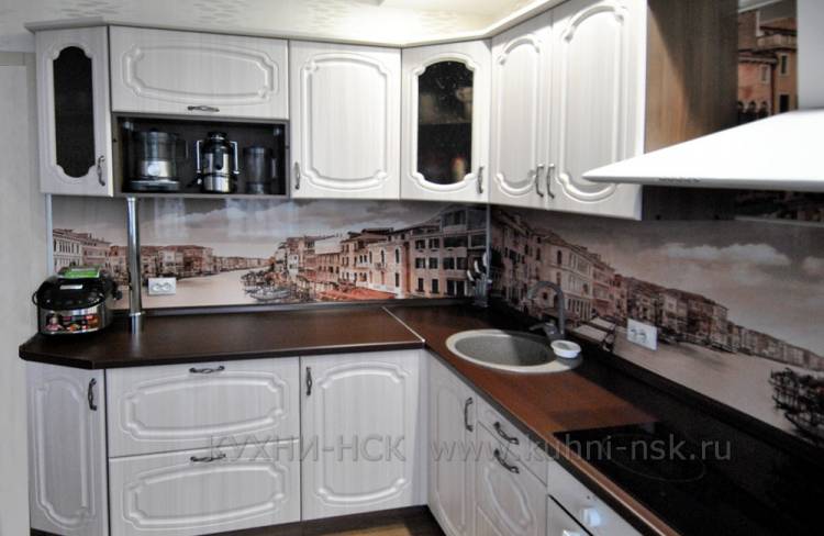 Белый угловой кухонный гарнитур на заказ в классическом стиле