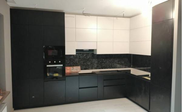 Черно белая угловая кухня в стиле модерн на заказ в Краснодаре от компании Новая Мебель