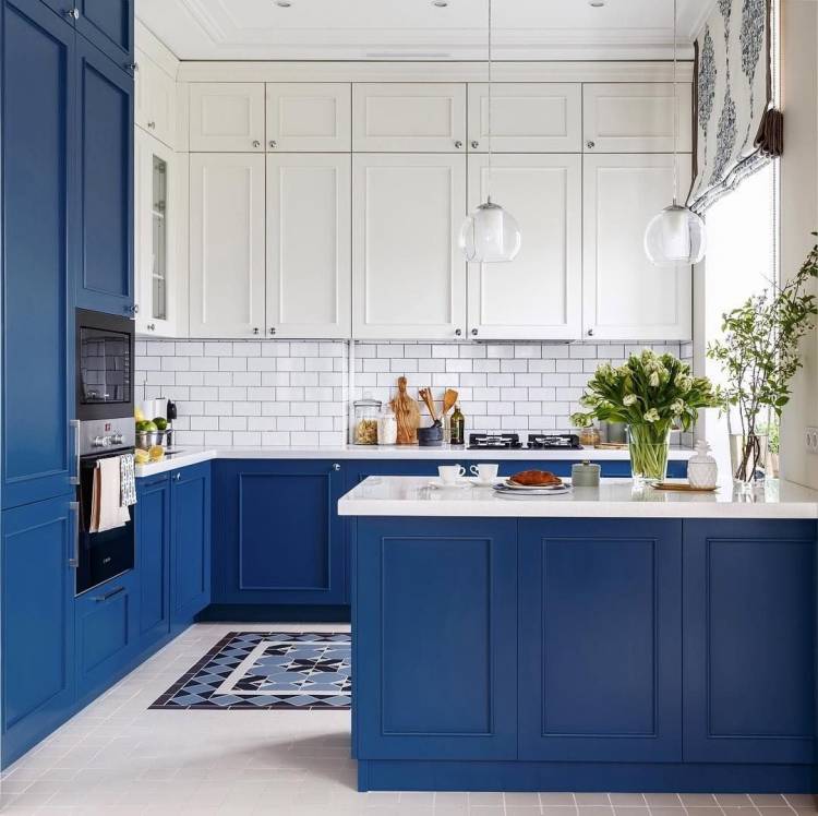 Кухня белая с синим