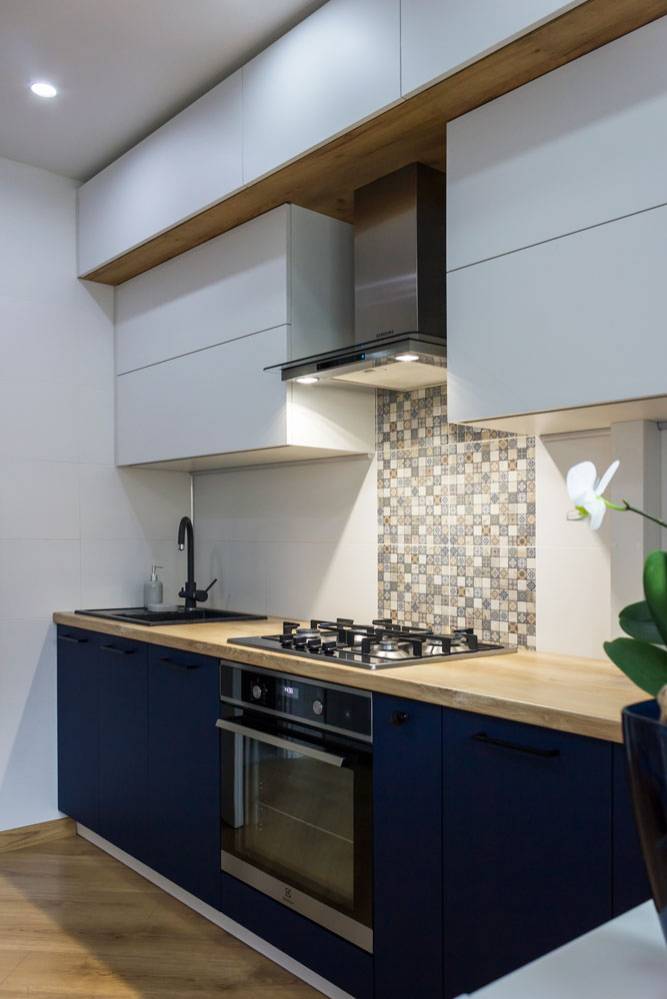 Кухня с синими фасадами: 79 фото в интерьере