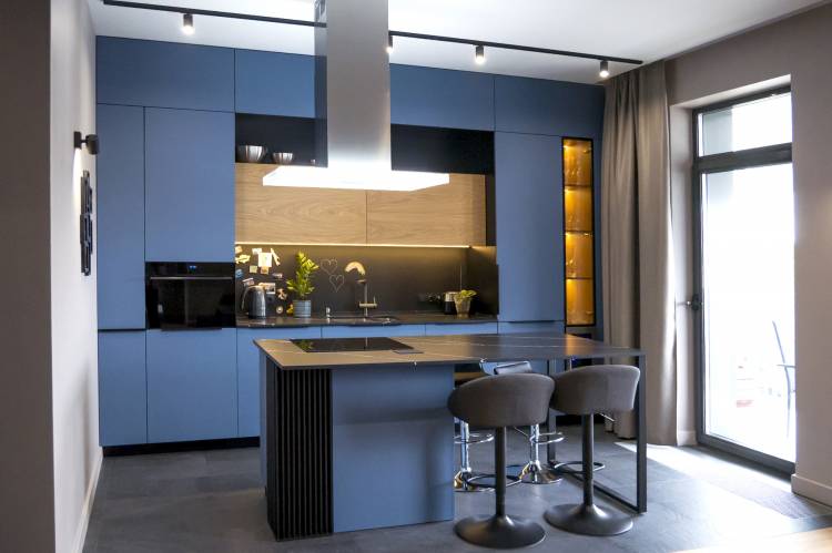 Кухня с синими фасадами без руч