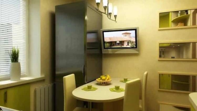 Угловая кухня с телевизором на ст