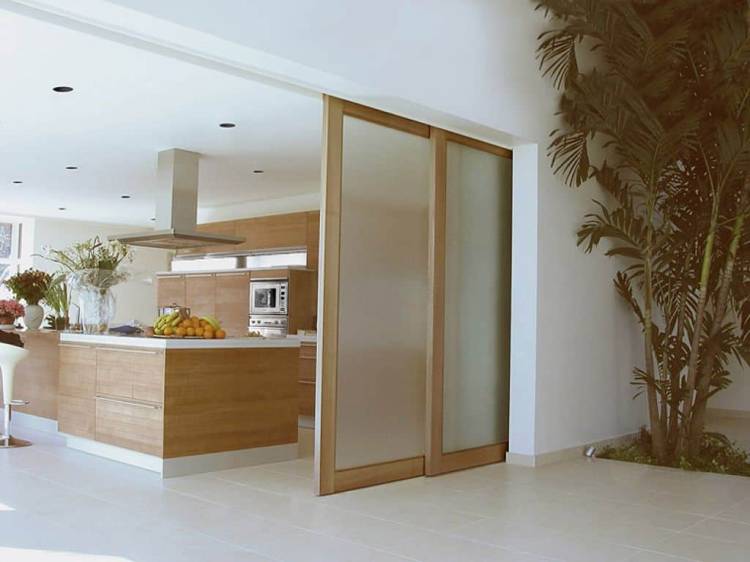Большие раздвижные двери между кухней и гостиной