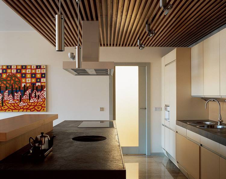 деревянный реечный потолок на кух