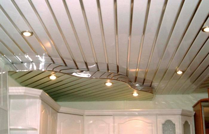 реечный потолок на кухню