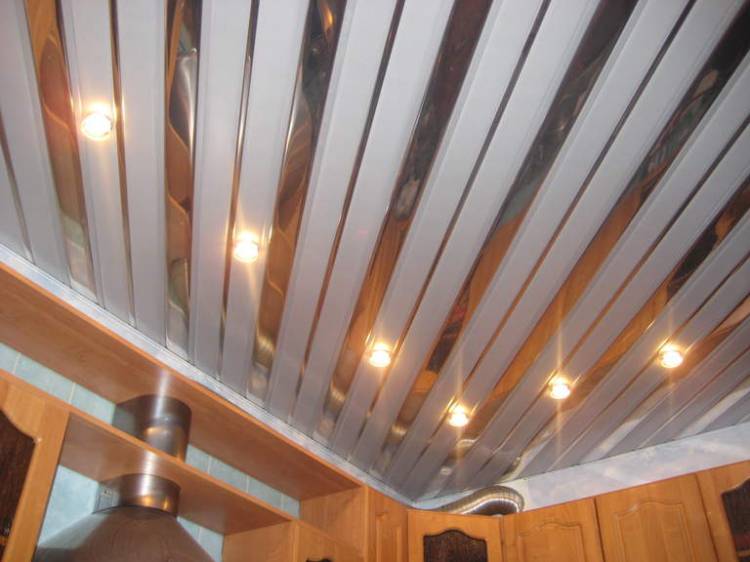 Реечные потолки для кухни