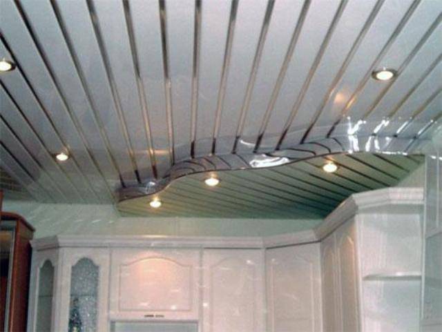 Реечный потолок на кух