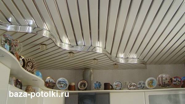 Двухуровневые подвесные реечные потолки на кух