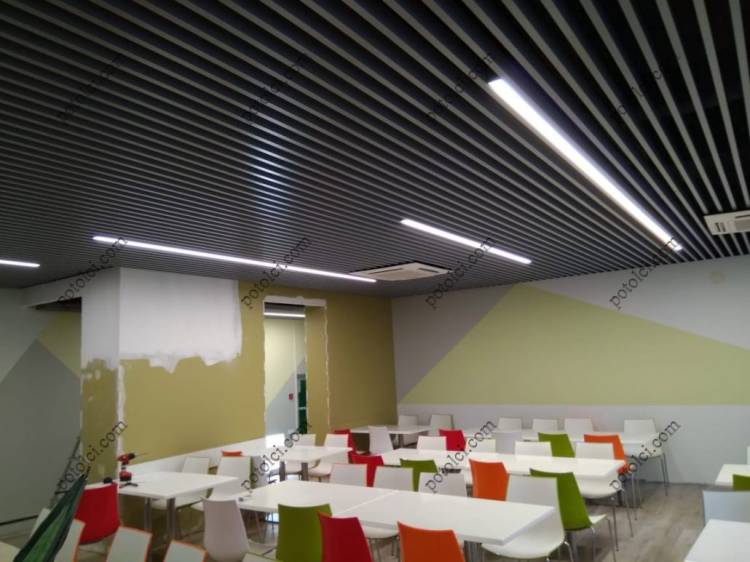 Современный кубообразный реечный потолок в интерьере и его особенности